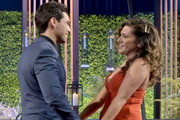 kærlighed er blind l r salvador perez og mallory zapata i sæson 2 af kærlighed er blind cr netflix © 2022