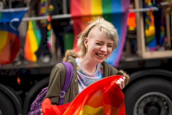 mujer celebrando el orgullo