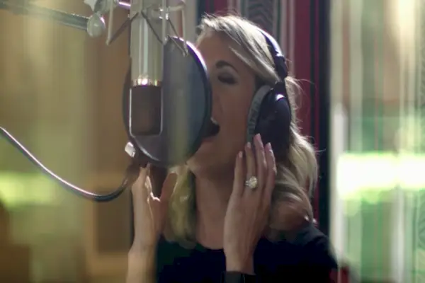 Carrie Underwood finalmente revelou a cicatriz labial causada por seu horrível ferimento no rosto