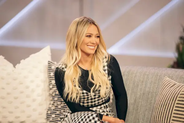 Le mannequin grande taille Julia Berit recrée la séance photo nue de Hilary Duff pour la couverture de 'Meltyourmakeup.com' - et devient virale