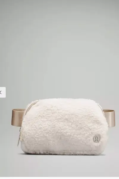 La riñonera de forro polar Everywhere de Lululemon vuelve a estar disponible y cuesta menos de $ 60