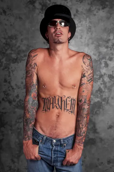 Hallo, Tommy Lee hat ein NSFW-Vollfrontal-Nacktfoto gepostet und es ist immer noch online