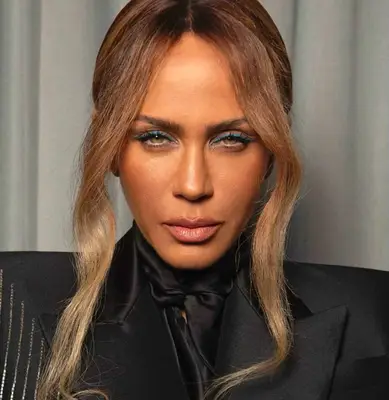 Nicole Ari Parker wears a bold blue eyeliner and nude lipstick