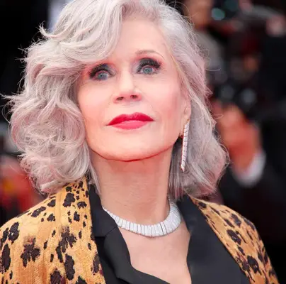 Jane Fonda wears a smoky eye look with red lipstick