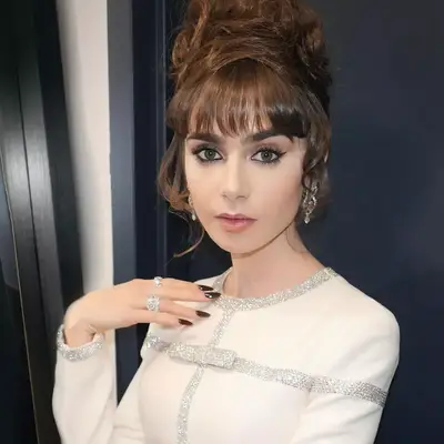 Hailee Steinfeld in Smoky Bronze makeup