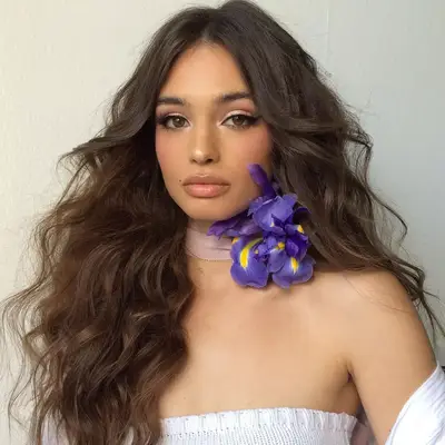 Dua Lipa in peachy makeup