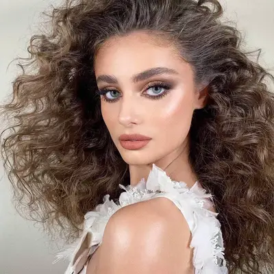 Taylor Hill with earth toned smokey eye makeup