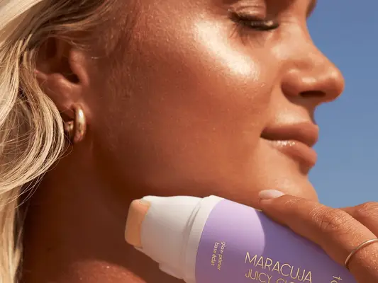 Błodzący nowy podkład Tarte obiecuje letnią skórę przez cały rok