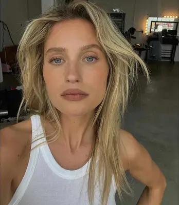 model poses wearing natural nude makeup look