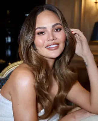 chrissy tiegen wears nude makeup 