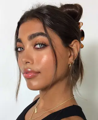 model wears bronzy nude makeup look