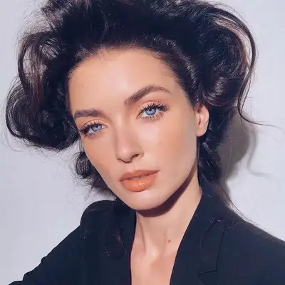 Anastasia Saf in an all-over peach makeup look