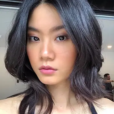 Woan Ni Wooi in smokey rose makeup