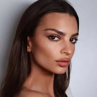 Emily Ratajkowski wearing a smokey chocolate makeup look