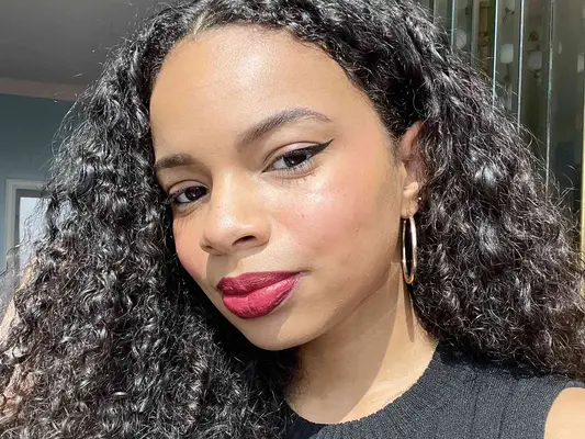 Olivia Hancock wearing the WYN tubing mascara