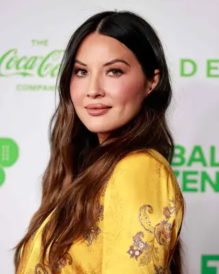 Olivia Munn with peachy-nude subtle eye makeup 