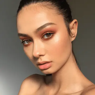 Hazel eyes with matte turquoise eyeliner and taupe eyeshadow