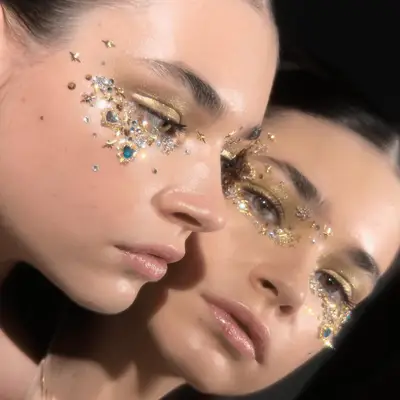 Lucy Hale with bright emerald green halo eyeshadow 