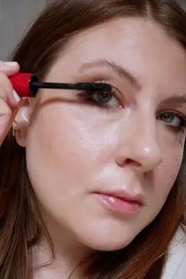 Ashley Rebecca applies mascara