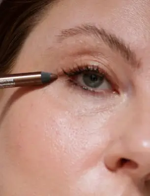 Ashley Rebecca wearing puppy eye makeup