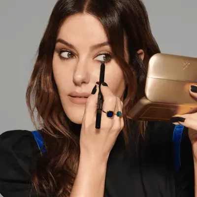 makeup artist lisa eldridge applying eyeliner