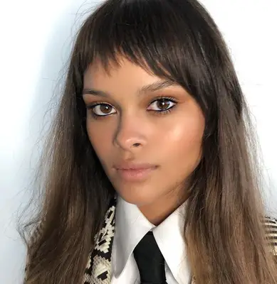 Woman wear thin black eyeliner