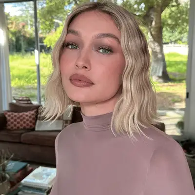 gigi hadid wearing mauve makeup