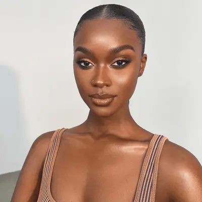 woman wearing bronzy makeup