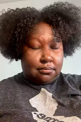 A person before applying Honest Beauty Extreme Length Mascara + Lash Primer