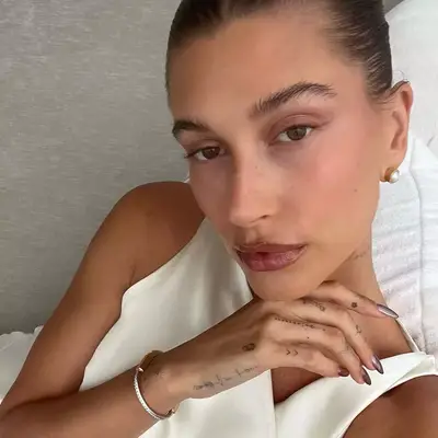 Hailey Bieber wearing brown makeup
