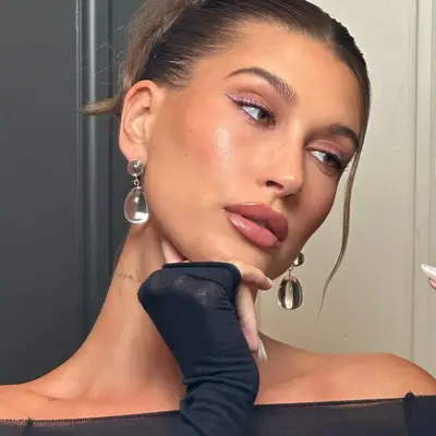 Hailey Bieber wearing lavender eyeliner