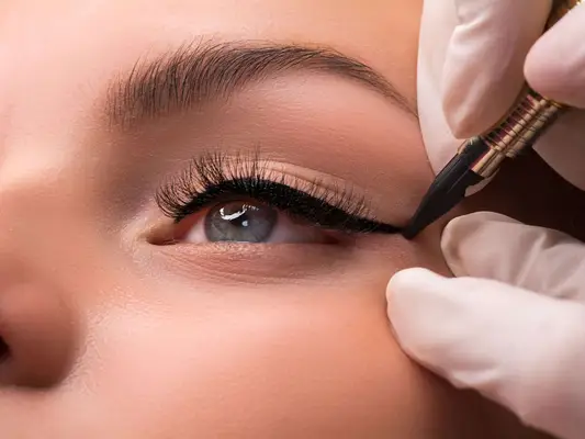 Permanent eyeliner eksisterer, og det er overraskende veldig subtilt