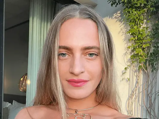 woman with natural, fluffy eyebrows