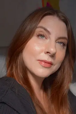 MYM Beauty editor Ashley Rebecca wears a warm-toned makeup look with bronzer