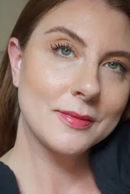 MYM Beauty writer Ashley Rebecca wears a warm-toned, contoured makeup look