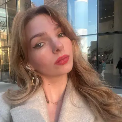 Ali Webb wears a red lip with Sacheu