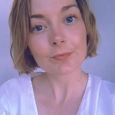 Lvl lashes review: woman with big lashes