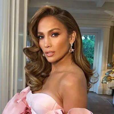Jennifer Lopez in soft glam makeup with nude pink lip gloss