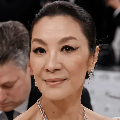 Gabrielle Union wearing smokey eye makeup with gold glitter