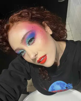 Chappell Roan wearing blue ombré eyeshadow. 
