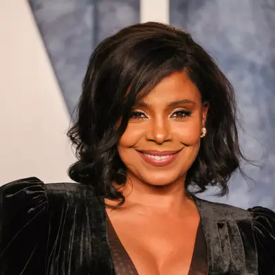 Sanaa Lathan with thin eyebrows and wavy lob attends the 2023 Vanity Fair Oscar Party