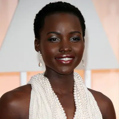 Date Makeup Metallic Lupita Nyong