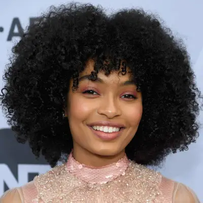 Yara Shahidi in a peachy makeup look and natural curly bob