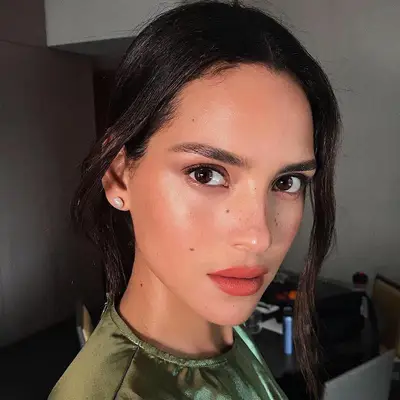 Adria Arjona in a subtle peachy makeup look.