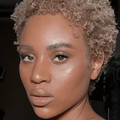 Emily Ratajkowski with bold eyeliner and faux freckles.