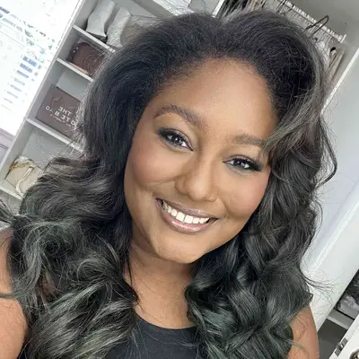 Close up of makeup artist Jahara Jennae with natural makeup