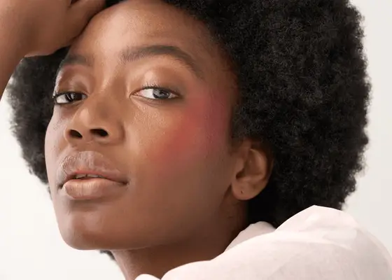 Les taches de joues créent l'effet de fard à joues aquarelle parfait: voici comment les utiliser