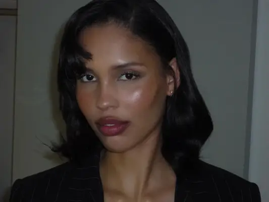 Nara Smith with glowy skin