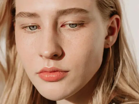 Comment réparer les sourcils inégaux, selon les experts des sourcils