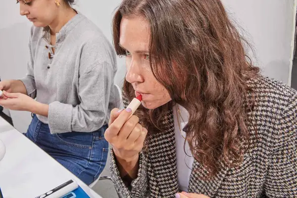 Person applying Sunnies Face Fluffmatte Weightless Modern Matte Lipstick